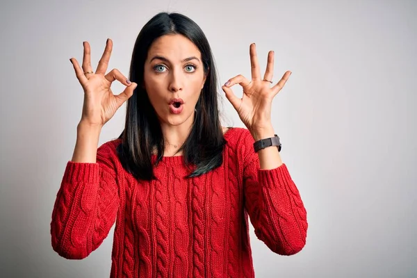 Jonge Brunette Vrouw Met Blauwe Ogen Dragen Casual Trui Geïsoleerde — Stockfoto