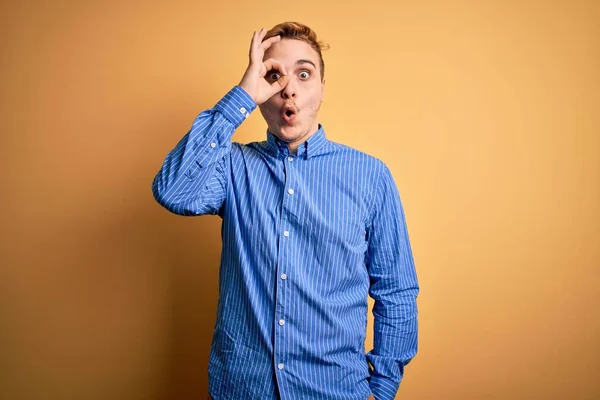 Jovem Homem Ruivo Bonito Vestindo Camisa Listrada Casual Sobre Fundo — Fotografia de Stock