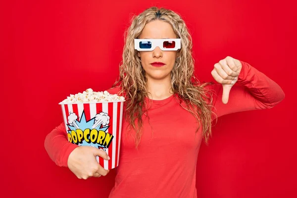 Young Beautiful Blonde Woman Watching Movie Using Glasses Eating Popcorn — Stock Photo, Image