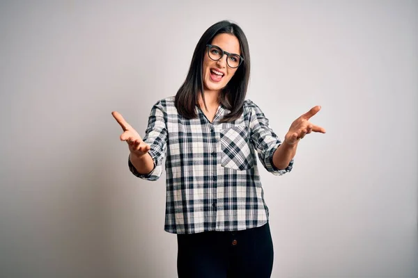 Jovem Morena Com Olhos Azuis Vestindo Camisa Casual Óculos Sobre — Fotografia de Stock