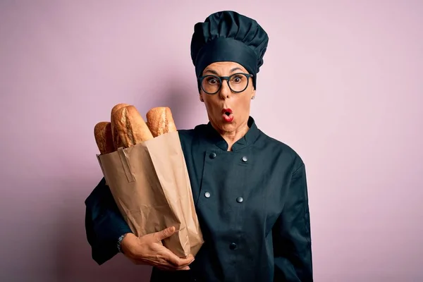Orta Yaşlı Fırıncı Kadın Fırın Üniforması Giyiyor Elinde Ekmek Torbası — Stok fotoğraf