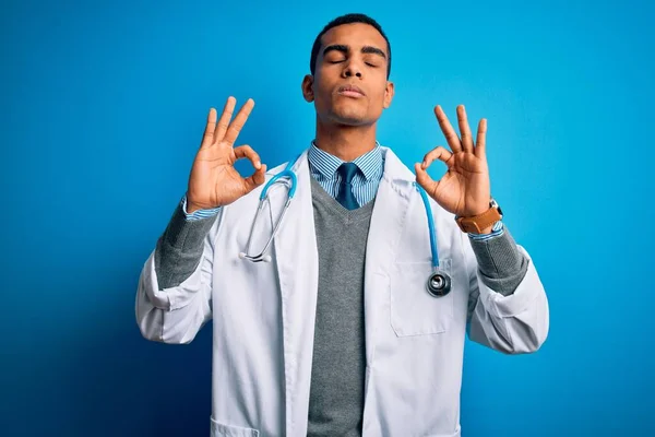 Guapo Afroamericano Médico Hombre Con Abrigo Estetoscopio Sobre Fondo Azul — Foto de Stock