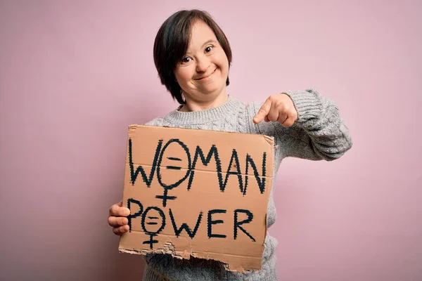 Junge Frau Mit Syndrom Hält Protestbanner Mit Frauenpower Über Rosa — Stockfoto