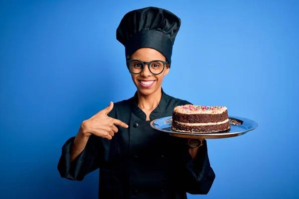 Młoda Afrykańska Piekarka Ubrana Strój Kuchenny Kapelusz Trzymająca Tort Zaskakującą — Zdjęcie stockowe