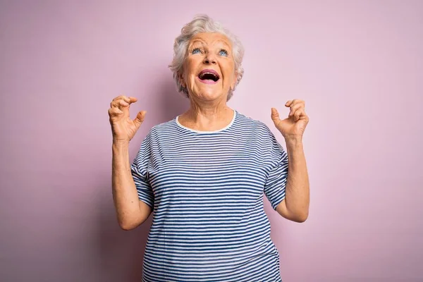 Senior Hermosa Mujer Pelo Gris Con Camiseta Casual Sobre Fondo — Foto de Stock