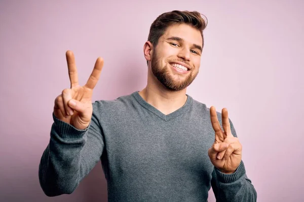 Homem Loiro Bonito Jovem Com Barba Olhos Azuis Vestindo Camisola — Fotografia de Stock