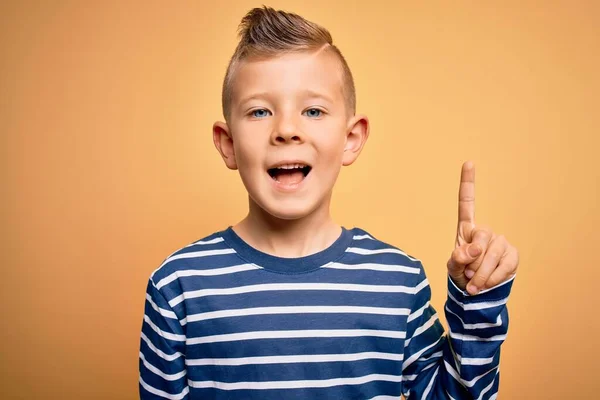 Jeune Enfant Caucasien Aux Yeux Bleus Portant Une Chemise Rayures — Photo