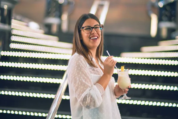 Joven Hermosa Mujer Vacaciones Sonriendo Feliz Confiado Pie Con Sonrisa —  Fotos de Stock