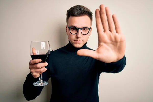 Ung Stilig Kaukasisk Man Dricker Ett Alkoholhaltigt Glas Rött Vin — Stockfoto