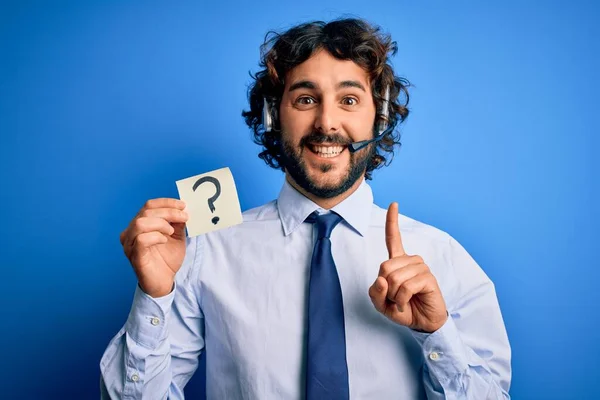 Giovane Agente Call Center Uomo Con Barba Lavoro Utilizzando Cuffie — Foto Stock