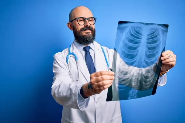 Guapo Calvo Doctor Hombre Con Barba Usando Estetoscopio Sosteniendo Radiografía — Foto de Stock