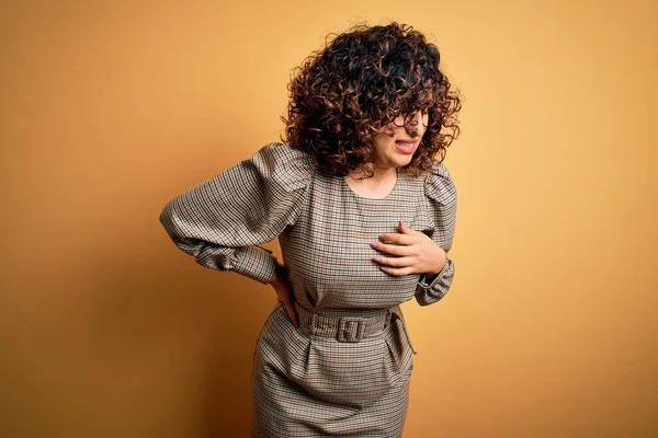 Hermosa Mujer Árabe Negocios Con Vestido Gafas Pie Sobre Fondo — Foto de Stock