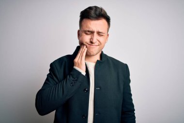Zarif bir kışlık ceket giyen genç yakışıklı iş adamları diş ağrısı ya da diş hastalığından dolayı izole edilmiş arka planda durup ağızlarına acı dolu bir ifadeyle dokunuyorlar. Dişçi