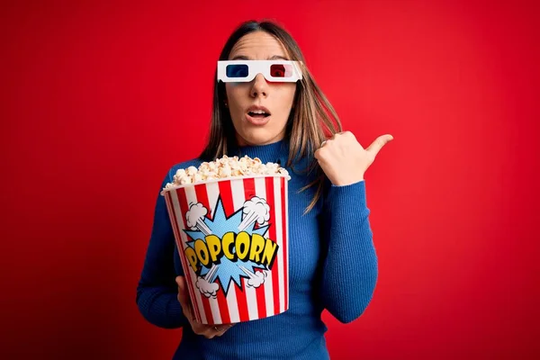 Giovane Donna Bionda Che Indossa Occhiali Mangia Pacchetto Popcorn Guardando — Foto Stock