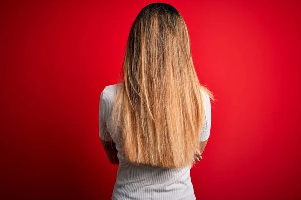 Schöne Blonde Frau Mit Blauen Augen Trägt Legeres Weißes Shirt — Stockfoto