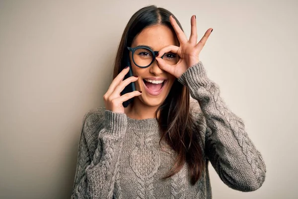 Joven Mujer Morena Hermosa Con Gafas Teniendo Conversación Hablando Teléfono —  Fotos de Stock