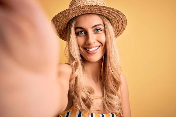아름다운 금발의 여자가 휴가중에 비키니를 모자를 웃으며 얼굴로 카메라를 셀카를 — 스톡 사진