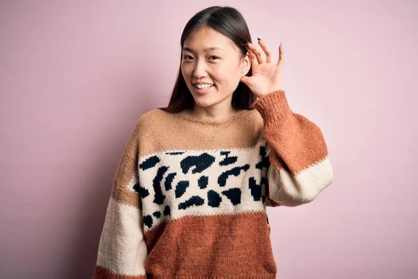 Jonge Mooie Aziatische Vrouw Met Dierenprint Mode Trui Roze Geïsoleerde — Stockfoto