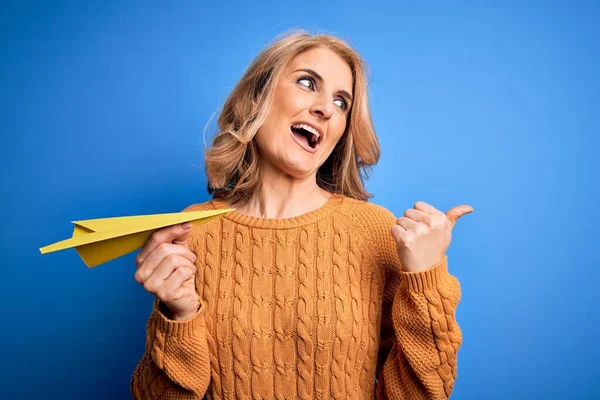 Edad Media Hermosa Mujer Rubia Sosteniendo Avión Papel Sobre Fondo — Foto de Stock