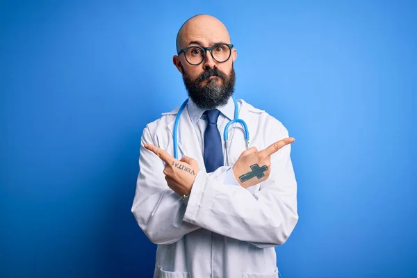 Schöner Glatzköpfiger Arzt Mit Bart Brille Und Stethoskop Über Blauem — Stockfoto