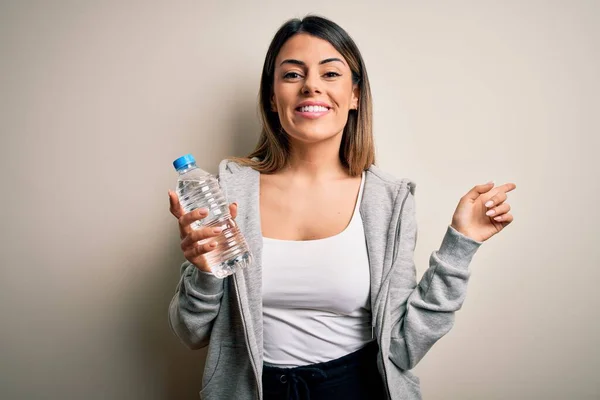 Junge Schöne Brünette Sportliche Frau Trinkt Flasche Wasser Über Isolierten — Stockfoto