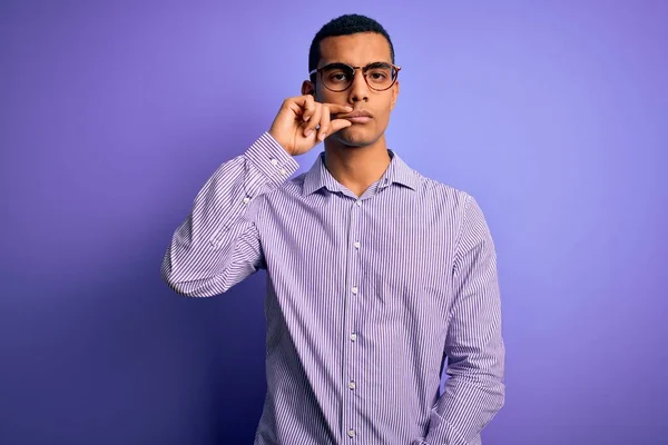 Çizgili Gömlek Gözlük Takan Yakışıklı Afro Amerikalı Adam Mor Arka — Stok fotoğraf