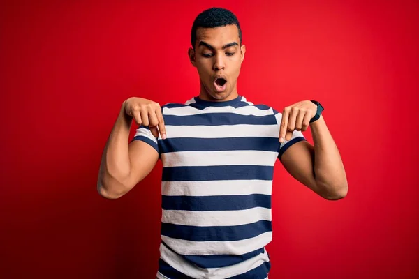 Bonito Homem Afro Americano Vestindo Camiseta Listrada Casual Sobre Fundo — Fotografia de Stock