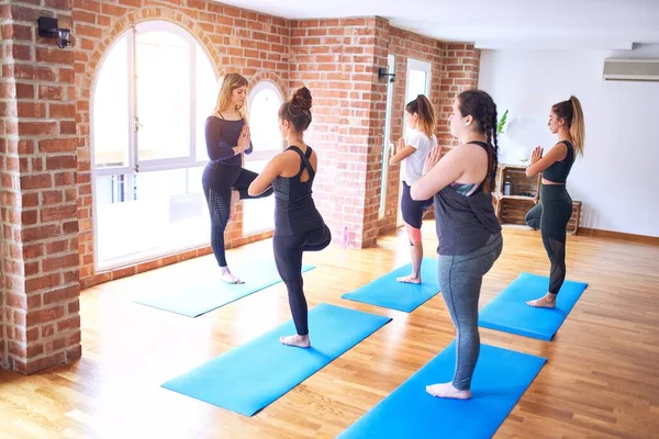 Joven Hermoso Grupo Deportistas Practicando Yoga Entrenador Árbol Enseñanza Pose —  Fotos de Stock