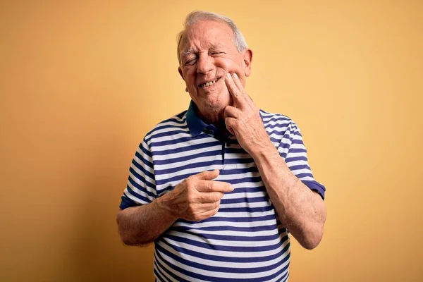 Ősz Hajú Idősebb Férfi Alkalmi Csíkos Pólóban Sárga Háttér Felett — Stock Fotó