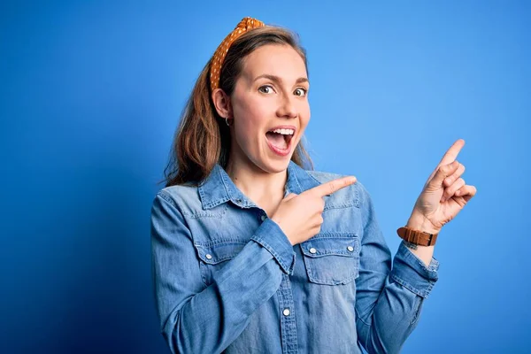 Jovem Mulher Loira Bonita Vestindo Camisa Jeans Casual Diadema Sobre — Fotografia de Stock