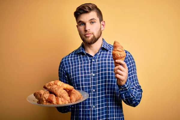 Jovem Loiro Com Barba Olhos Azuis Segurando Prato Com Croissants — Fotografia de Stock