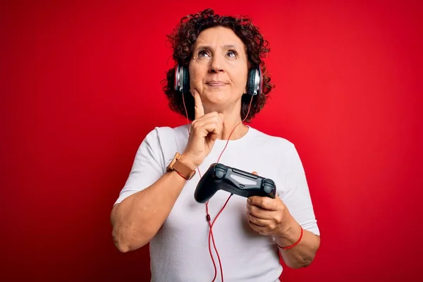 Frau Mittleren Alters Mit Lockigem Haar Spielt Videospiel Mit Steuerknüppel — Stockfoto