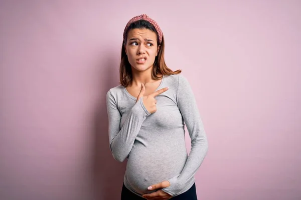 Jong Mooi Tiener Meisje Zwanger Verwacht Baby Geïsoleerde Roze Achtergrond — Stockfoto