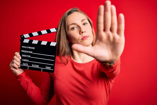 Jovem Bela Mulher Batedor Loira Segurando Palmas Sobre Fundo Vermelho — Fotografia de Stock