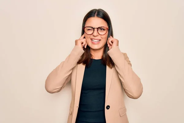 Jonge Mooie Brunette Zakenvrouw Dragen Jas Bril Witte Achtergrond Bedekt — Stockfoto