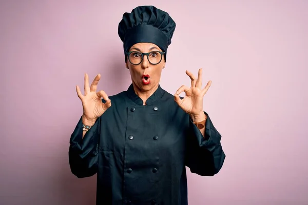 Mujer Mediana Edad Chef Morena Con Uniforme Cocina Sombrero Sobre —  Fotos de Stock