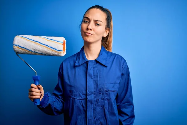 Junge Schöne Blonde Malerin Frau Mit Blauen Augen Malerei Trägt — Stockfoto