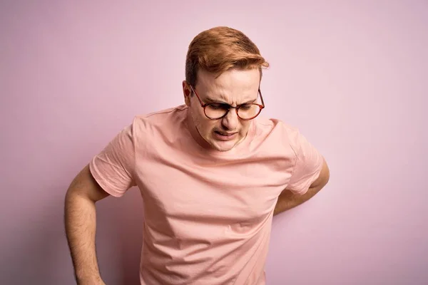 Joven Pelirrojo Guapo Con Camiseta Casual Pie Sobre Fondo Rosa — Foto de Stock