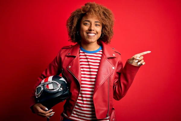 Joven Mujer Motociclista Afroamericana Sosteniendo Casco Motocicleta Sobre Fondo Rojo —  Fotos de Stock