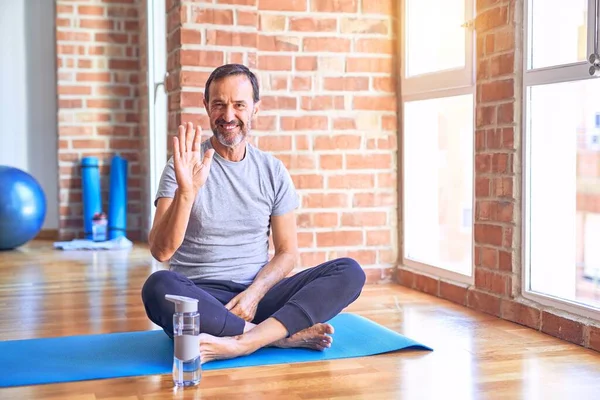 Gutaussehender Sportler Mittleren Alters Der Fitnessstudio Auf Einer Matte Sitzt — Stockfoto