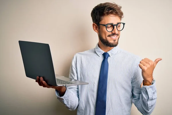 Joven Hombre Negocios Con Gafas Trabajo Utilizando Portátil Pie Sobre —  Fotos de Stock