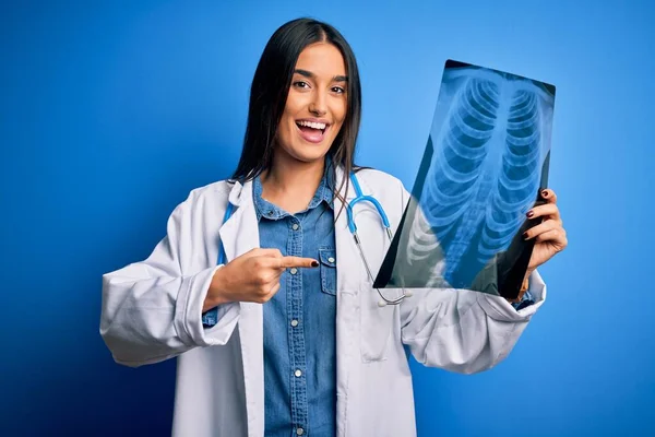 Junge Schöne Brünette Ärztin Trägt Stethoskop Hält Brust Röntgen Sehr — Stockfoto