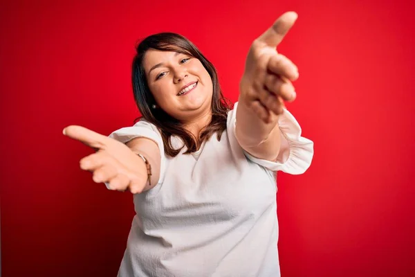 Belle Brune Taille Femme Portant Shirt Décontracté Sur Fond Rouge — Photo