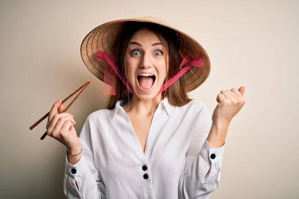 Joven Hermosa Pelirroja Vistiendo Asiático Tradicional Sombrero Sosteniendo Palillos Madera —  Fotos de Stock