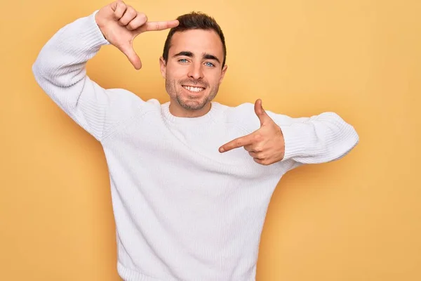 Junger Gutaussehender Mann Mit Blauen Augen Lässigem Pullover Vor Gelbem — Stockfoto