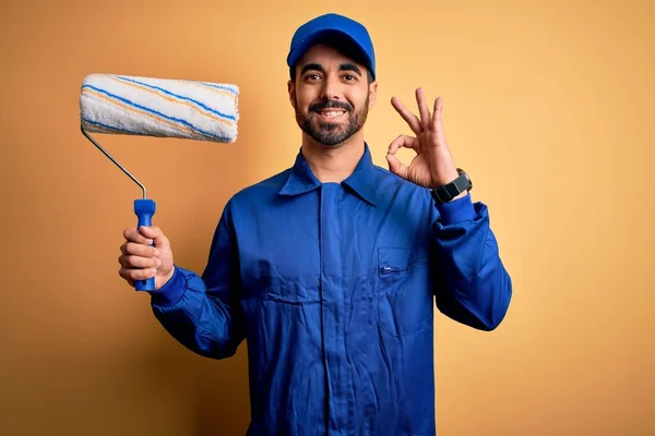 Joven Pintor Guapo Hombre Con Barba Vistiendo Uniforme Azul Pintura — Foto de Stock