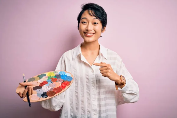 Jonge Mooie Chinese Kunstenaar Vrouw Schilderen Met Behulp Van Penseel — Stockfoto