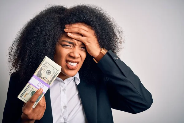 Jovem Mulher Negócios Afro Americana Com Cabelo Afro Segurando Monte — Fotografia de Stock