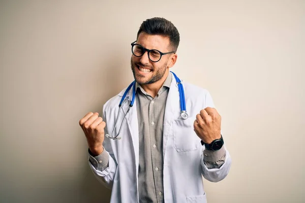 Joven Doctor Con Gafas Bata Blanca Médica Estetoscopio Sobre Fondo — Foto de Stock