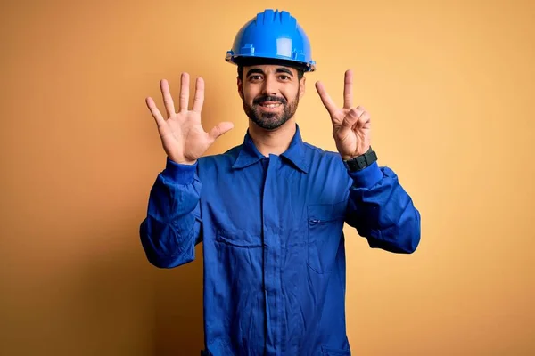 Mechanische Man Met Baard Draagt Blauw Uniform Veiligheidshelm Gele Achtergrond — Stockfoto